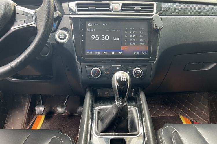 Used Dongfeng Fengon 580 2017 1.5T Manual Luxury Model Gear Lever