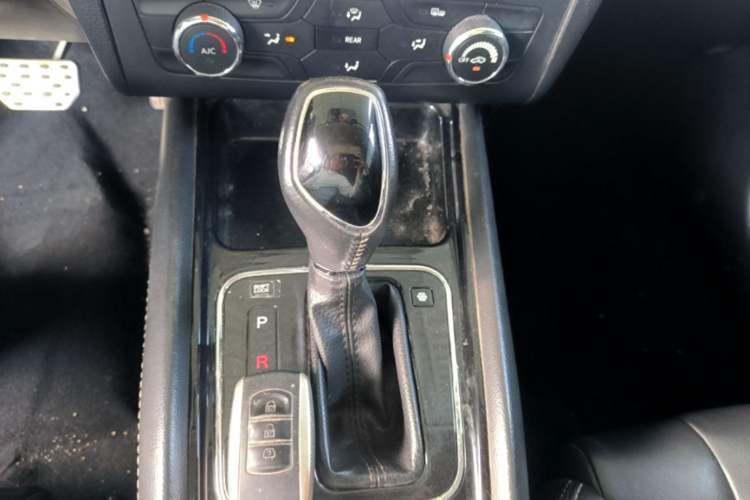Used Dongfeng Fengon 580 2017 Revised Version 1.5T CVT Luxury Edition Gear Lever