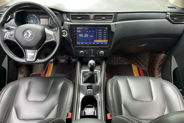 Used Dongfeng Fengon 580 2017 1.5T Manual Luxury Model Interior 1