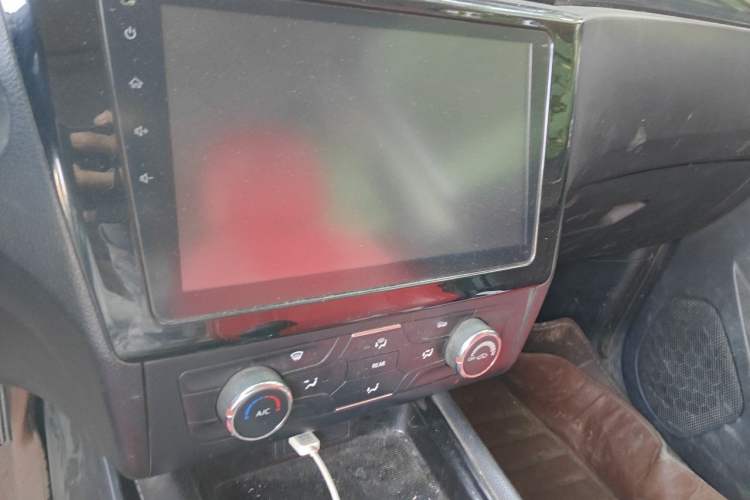 Used Dongfeng Fengon 580 2017 1.5T Manual Luxury Model Audio And AC Panel
