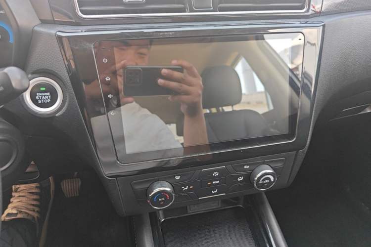 Used Dongfeng Fengon 580 2017 1.5T Manual Luxury Model Audio And AC Panel