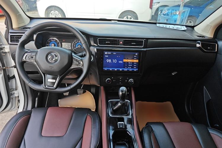 Used Dongfeng Fengon 580 2017 1.5T Manual Luxury Model Center Console
