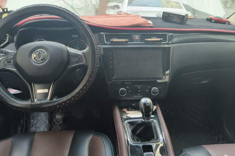 Used Dongfeng Fengon 580 2017 1.5T Manual Luxury Model Center Console