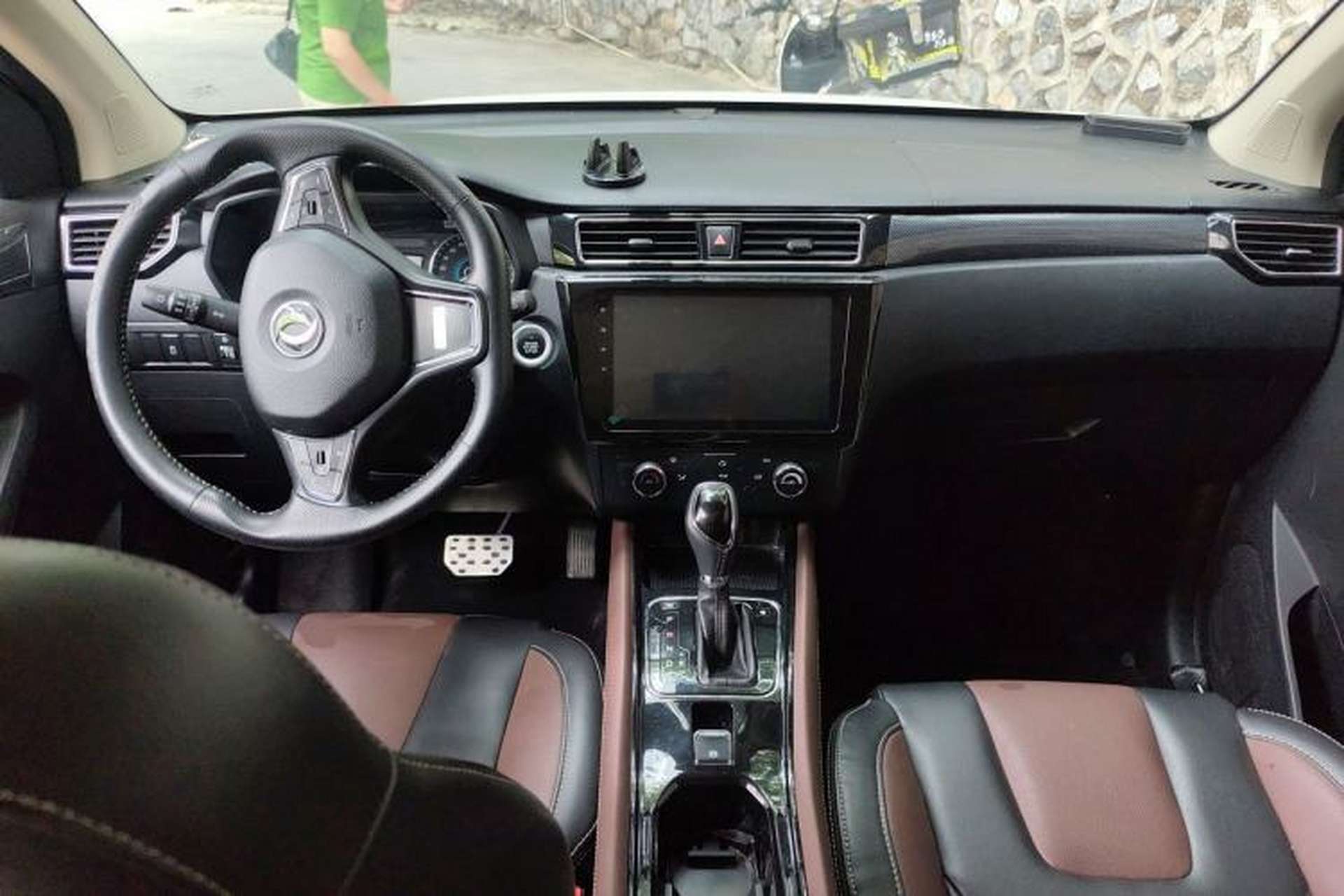 Used Dongfeng Fengon 580 2017 Revised Version 1.5T CVT Luxury Edition Center Console