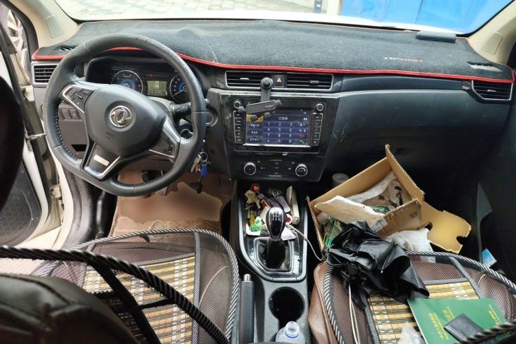 Used Dongfeng Fengon 580 2017 1.8L Manual Comfort Model Center Console