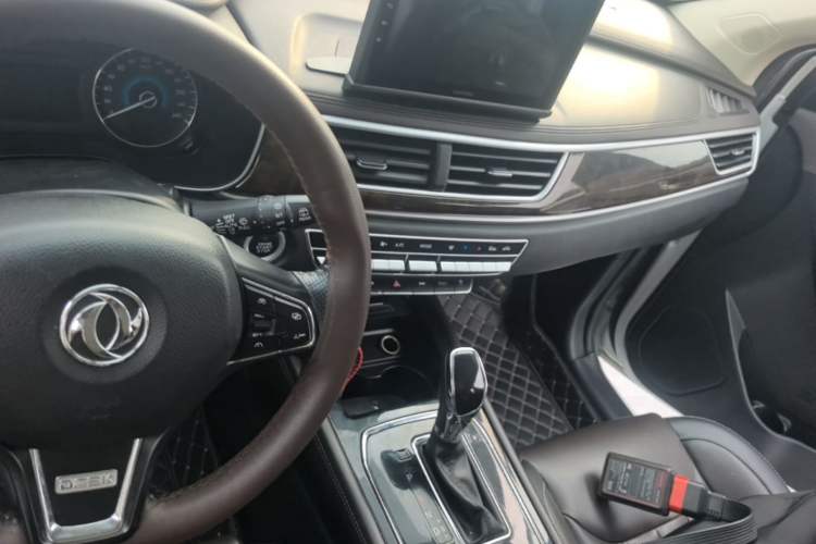 Used Dongfeng Fengon 580 2017 1.5T CVT Smart Style Model Center Console
