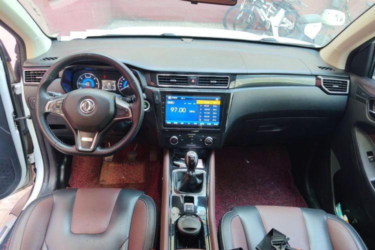 Used Dongfeng Fengon 580 2017 1.5T Manual Luxury Model Center Console