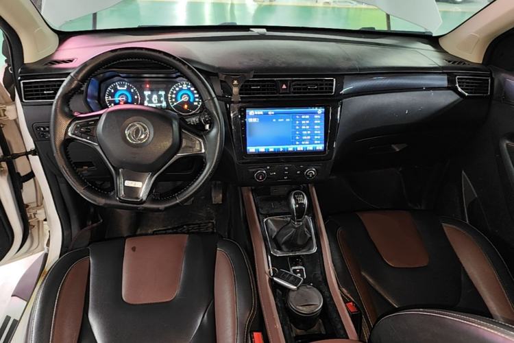 Used Dongfeng Fengon 580 2017 1.5T Manual Luxury Model Center Console