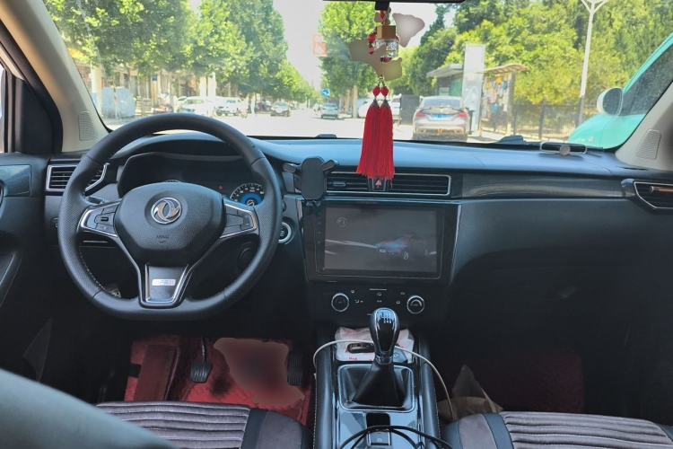 Used Dongfeng Fengon 580 2017 1.5T Manual Luxury Model Center Console