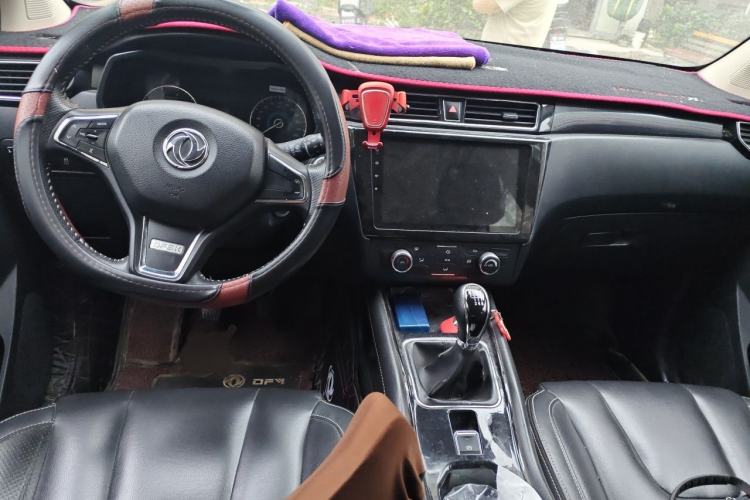 Used Dongfeng Fengon 580 2017 1.5T Manual Luxury Model Center Console