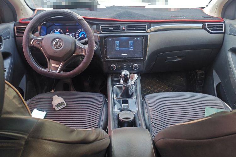 Used Dongfeng Fengon 580 2017 1.5T Manual Luxury Model Center Console