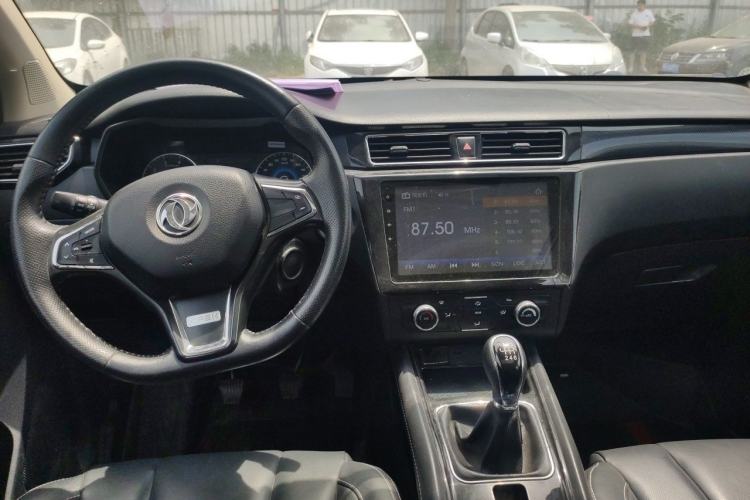 Used Dongfeng Fengon 580 2017 1.5T Manual Luxury Model Center Console