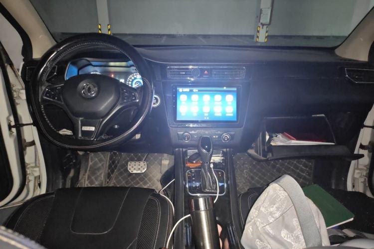 Used Dongfeng Fengon 580 2017 Revised Version 1.5T CVT Luxury Edition Center Console