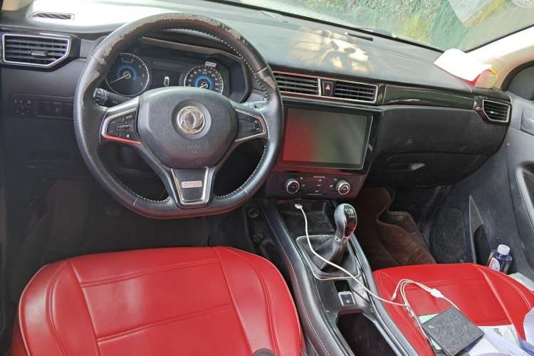 Used Dongfeng Fengon 580 2017 1.5T Manual Luxury Model Center Console