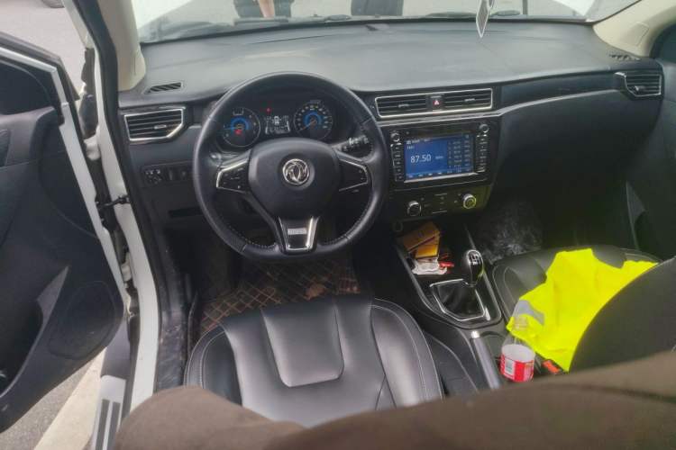 Used Dongfeng Fengon 580 2017 1.8L Manual Comfort Model Center Console