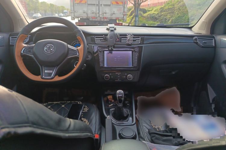 Used Dongfeng Fengon 580 2017 1.8L Manual Comfort Model Center Console