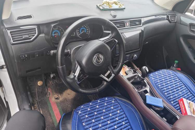 Used Dongfeng Fengon 580 2017 1.5T Manual Luxury Model Center Console