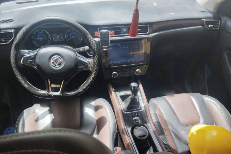 Used Dongfeng Fengon 580 2017 1.5T Manual Luxury Model Center Console