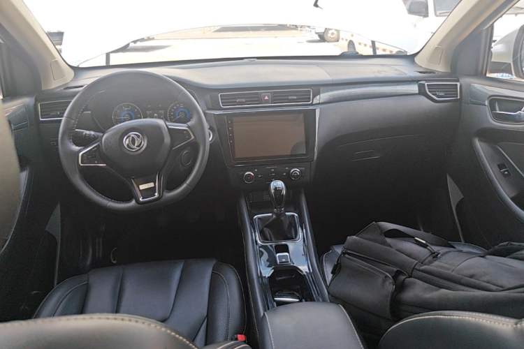 Used Dongfeng Fengon 580 2017 1.5T Manual Luxury Model Center Console
