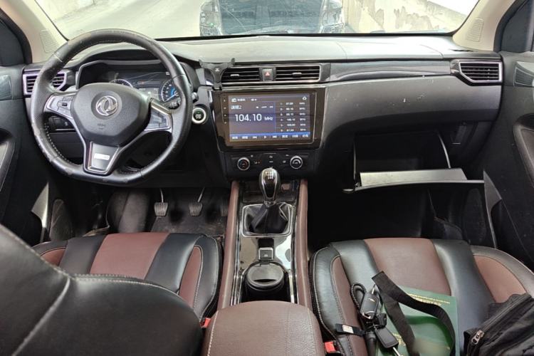 Used Dongfeng Fengon 580 2017 1.5T Manual Luxury Model Center Console