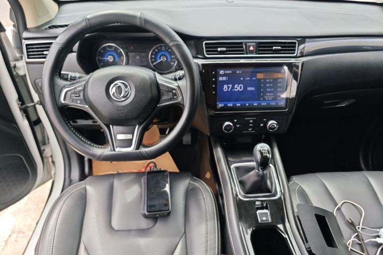 Used Dongfeng Fengon 580 2017 1.5T Manual Luxury Model Center Console