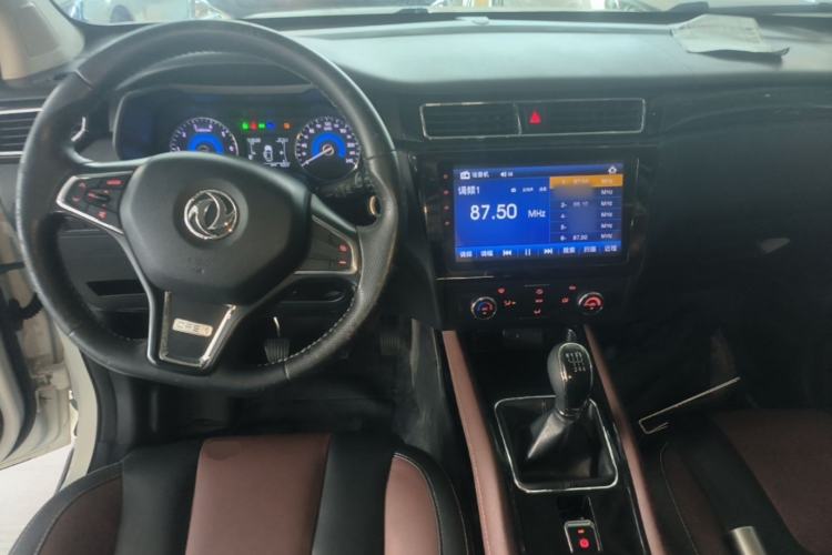 Used Dongfeng Fengon 580 2017 1.5T Manual Luxury Model Center Console