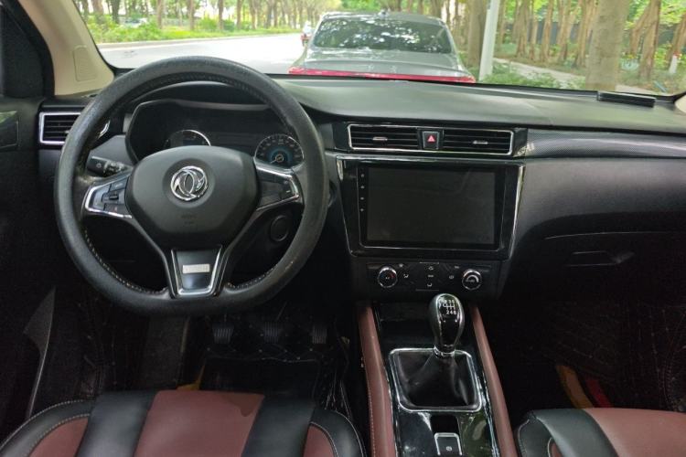 Used Dongfeng Fengon 580 2017 1.5T Manual Luxury Model Center Console