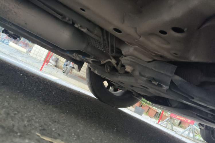 Used Dongfeng Fengon 580 2017 1.5T Manual Luxury Model Chassis Front Right