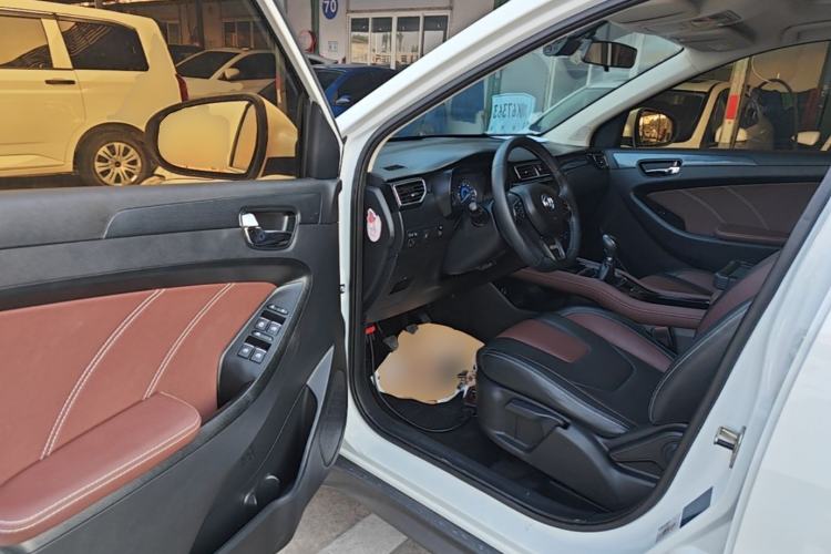 Used Dongfeng Fengon 580 2017 1.5T Manual Luxury Model Driver Seat