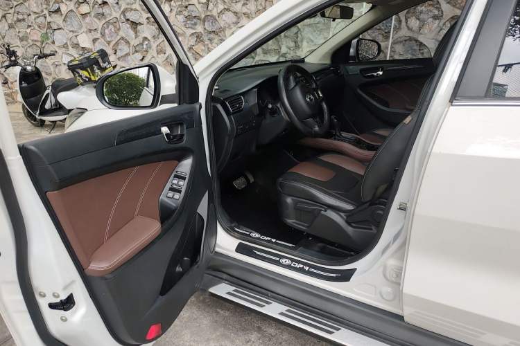 Used Dongfeng Fengon 580 2017 Revised Version 1.5T CVT Luxury Edition Driver Seat