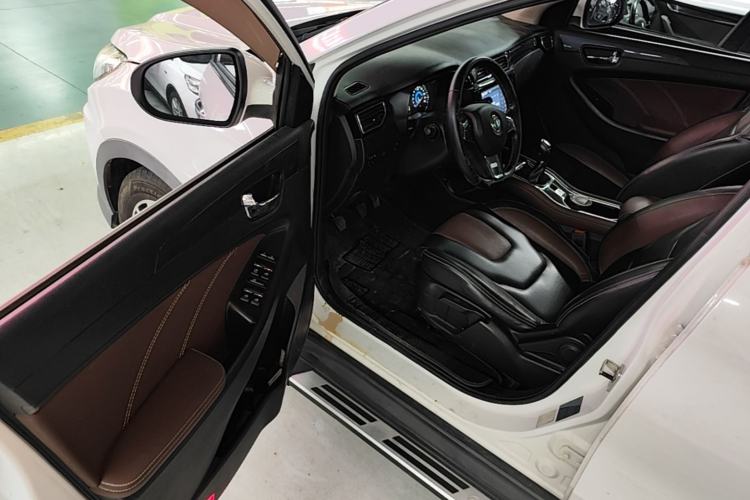 Used Dongfeng Fengon 580 2017 1.5T Manual Luxury Model Driver Seat