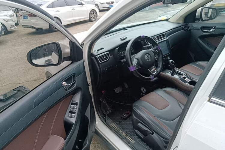 Used Dongfeng Fengon 580 2017 Revised Version 1.5T CVT Luxury Edition Driver Seat