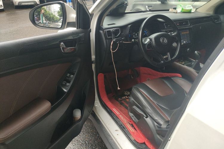 Used Dongfeng Fengon 580 2017 1.5T Manual Luxury Model Driver Seat