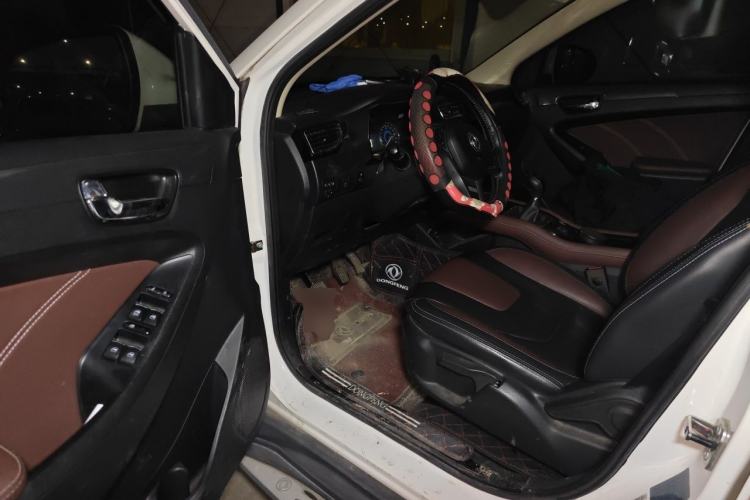 Used Dongfeng Fengon 580 2017 1.5T Manual Luxury Model Driver Seat