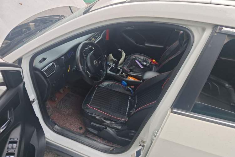 Used Dongfeng Fengon 580 2017 1.5T Manual Luxury Model Driver Seat
