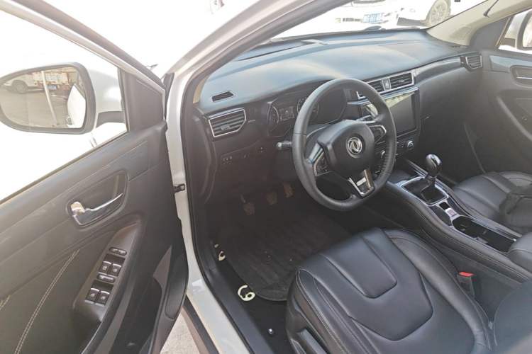Used Dongfeng Fengon 580 2017 1.5T Manual Luxury Model Driver Seat