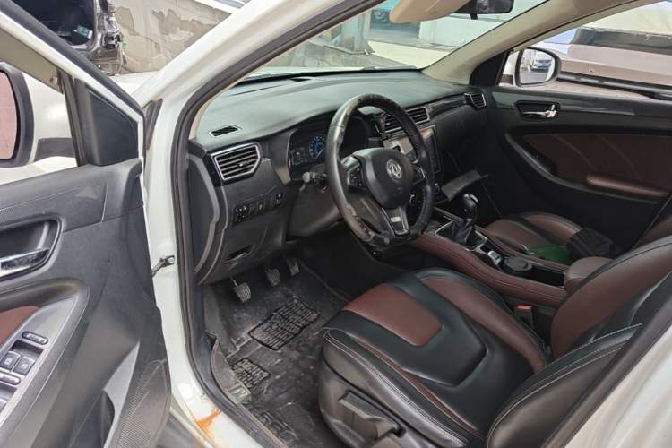 Used Dongfeng Fengon 580 2017 1.5T Manual Luxury Model Driver Seat