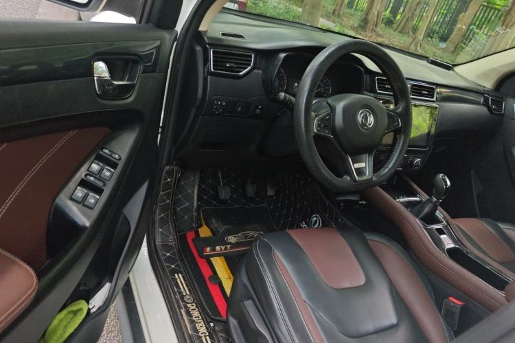 Used Dongfeng Fengon 580 2017 1.5T Manual Luxury Model Driver Seat