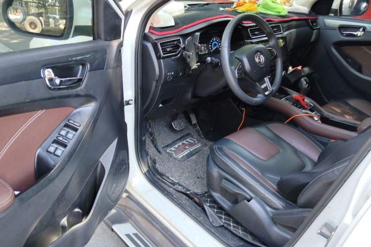 Used Dongfeng Fengon 580 2017 Revised Version 1.5T CVT Luxury Edition Driver Seat