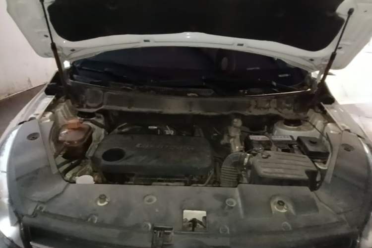 Used Dongfeng Fengon 580 2017 1.5T Manual Luxury Model Engine Bay