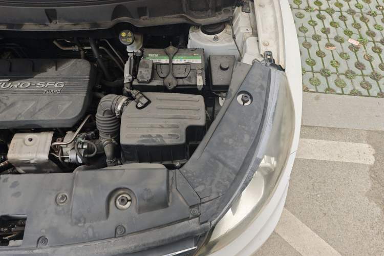 Used Dongfeng Fengon 580 2017 1.5T Manual Luxury Model Engine Bay Left