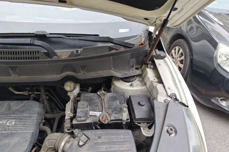 Used Dongfeng Fengon 580 2017 1.5T Manual Luxury Model Engine Bay Left