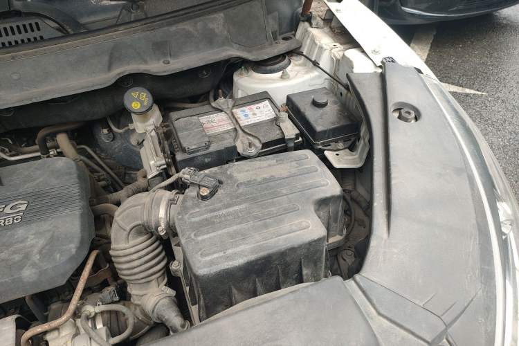 Used Dongfeng Fengon 580 2017 1.5T Manual Luxury Model Engine Bay Left