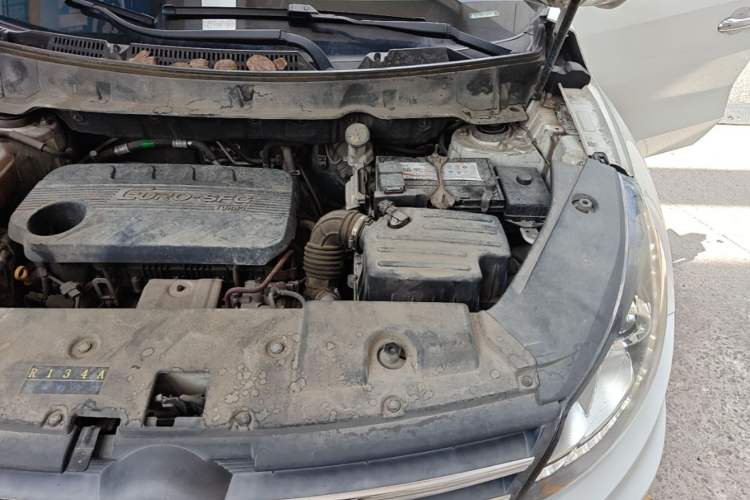 Used Dongfeng Fengon 580 2017 1.5T Manual Luxury Model Engine Bay Left