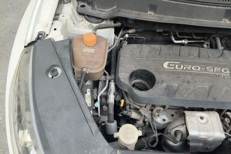 Used Dongfeng Fengon 580 2017 1.5T Manual Luxury Model Engine Bay Right