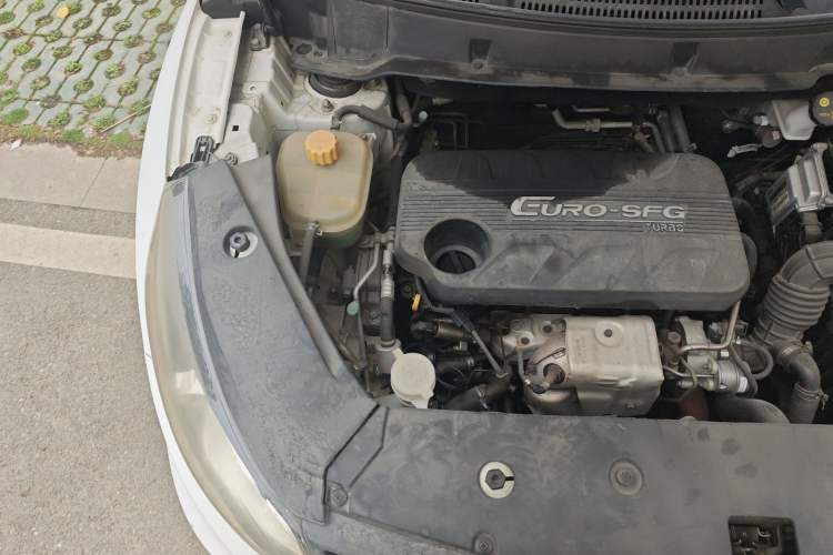 Used Dongfeng Fengon 580 2017 1.5T Manual Luxury Model Engine Bay Right