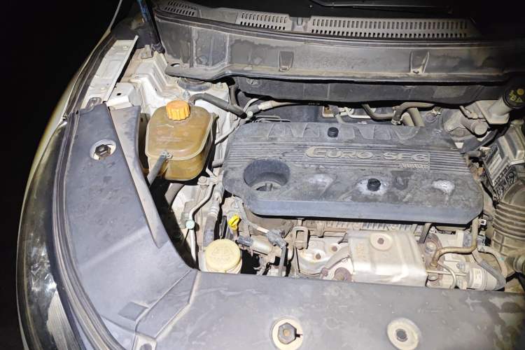 Used Dongfeng Fengon 580 2017 1.5T Manual Luxury Model Engine Bay Right