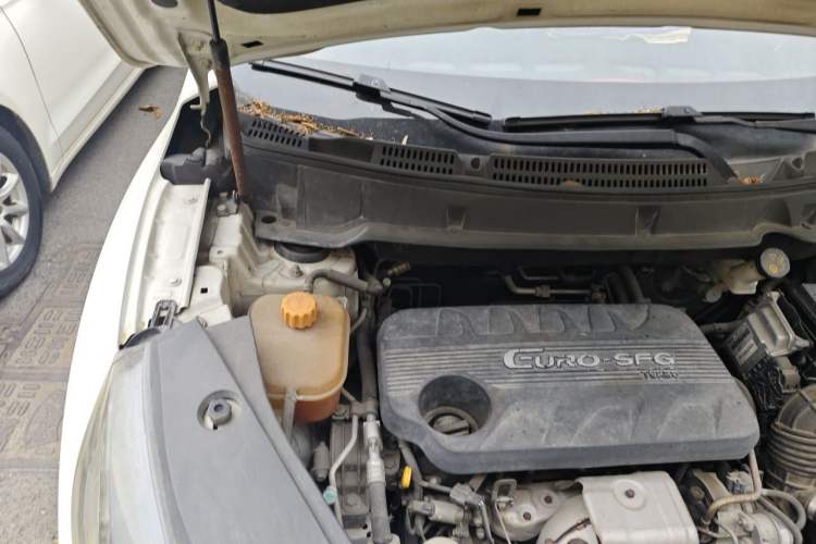 Used Dongfeng Fengon 580 2017 1.5T Manual Luxury Model Engine Bay Right