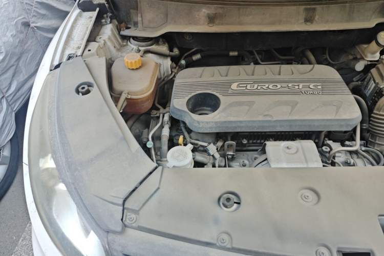 Used Dongfeng Fengon 580 2017 1.5T Manual Luxury Model Engine Bay Right