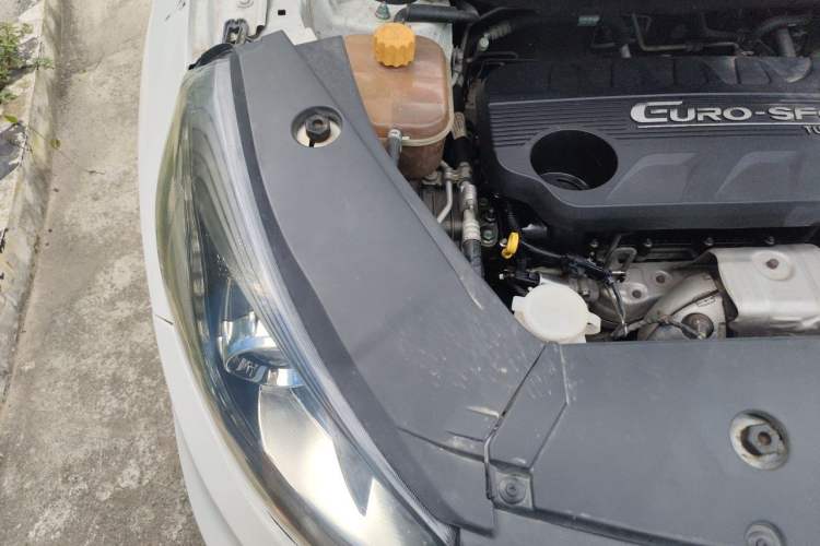 Used Dongfeng Fengon 580 2017 1.5T CVT Comfort Model Engine Bay Right